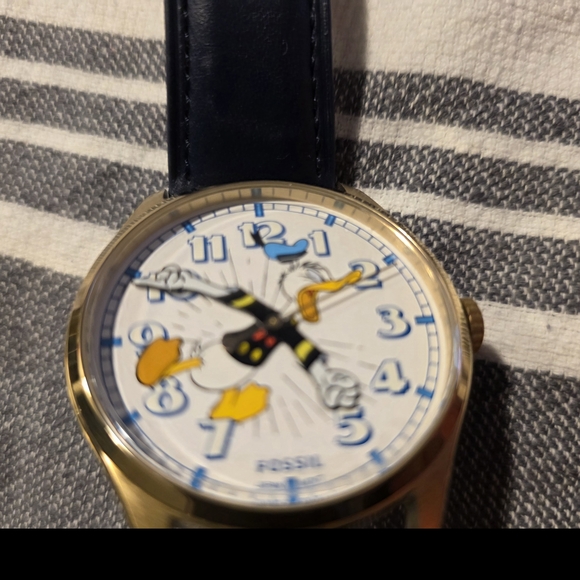 Fossil Donald Duck Watch with Gold and Blue Accents - Picture 2 of 6